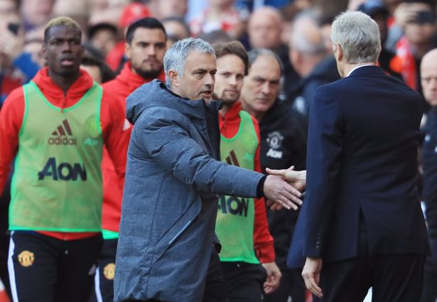 Pogba ngạc nhiên, Blind dò xét hành vi của ông thầy. Ảnh: Mirror.