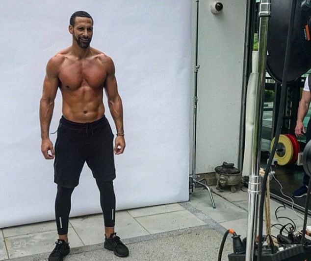 Trên trang mạng cá nhân, Rio Ferdinand khoe cơ thể rắn chắc cùng dòng chia sẻ: "Tôi yêu thích thể thao ... phải nỗ lực nhiều hơn để trở lại với các đồng đội." Cựu trung vệ Man Utd tỏ ra hào hứng trước khi được trở lại sân Old Trafford trong trận cầu tôn vinh Michael Carrick.