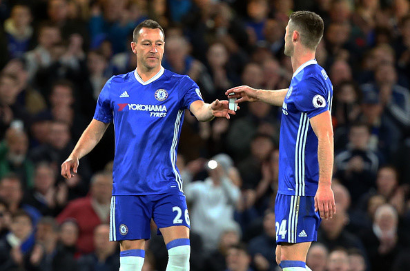 2. Chelsea (4): Terry, Cahill và David Luiz đều là những công thần đem về danh hiệu Champions League đầu tiên cho Chelsea. Trong khi đó, tiền đạo Pedro đã có vinh dự 3 lần nâng cao chiếc cúp bạc danh giá khi còn khoác áo Barca, lần lượt vào các mùa giải 2008/09, 2010/11 và 2014/15.