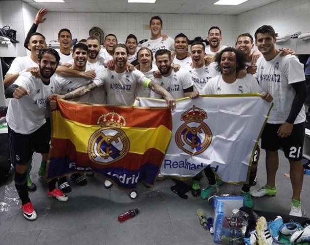 Ngay sau trận đấu với Atletico rạng sáng nay, trang mạng xã hội của Real Madrid đã đăng tải những tấm hình cầu thủ đội bóng ăn mừng trong phòng thay đồ của đối thủ.