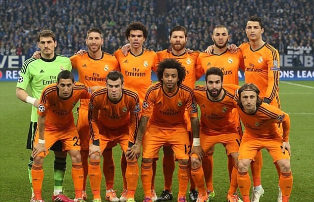 Có lẽ Ronaldo không muốn mình ngang tầm với Benzema? Anh phải cố cao hơn đồng đội trong tấm hình chụp trước trận đấu với Schalke.