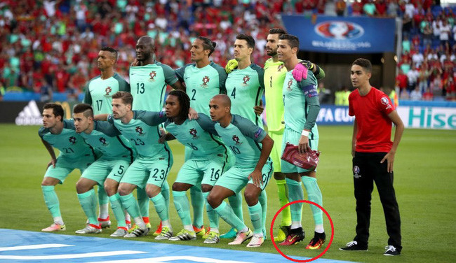 Ronaldo không chịu thua kém thủ thành Rui Pedro Patricio ở Euro 2016.