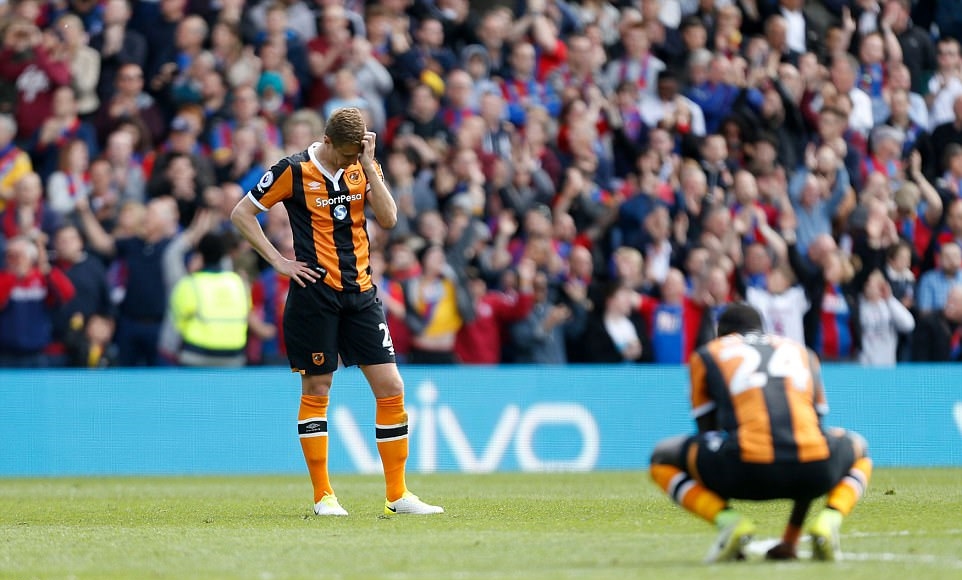 Cũng là nỗi buồn của các cầu thủ Hull City. Ảnh: Daily Mail.