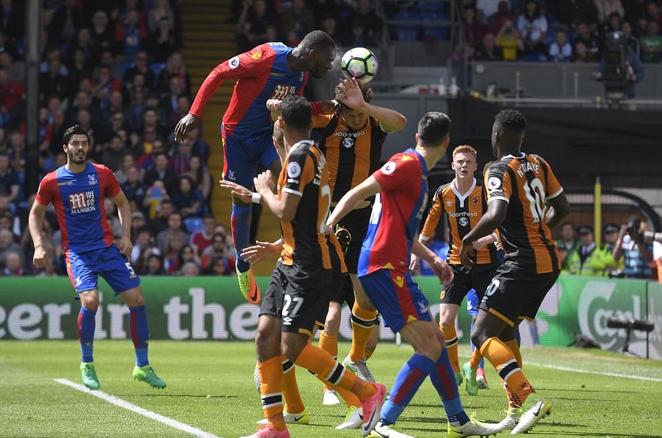 Thì Christian Benteke đã nhân đôi cách biệt cho Palace sau tình huống lập công ở phút 34. Ảnh: Daily Mail.