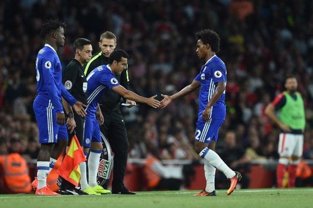 3 - Antonio Conte đã sử dụng cả 3 cầu thủ vào thay người cho mỗi trận đấu tại Premier League mùa giải này.