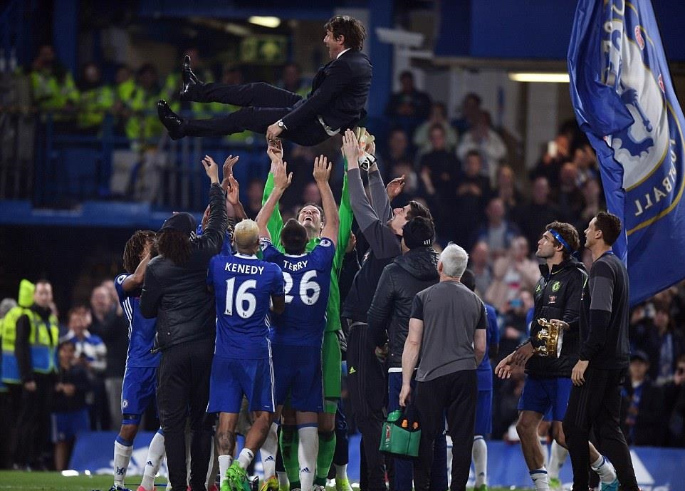 0 - Chelsea đã không trải qua một ngày nào đánh mất vị trí số một Premier League kể từ ngày 11/12/2016.