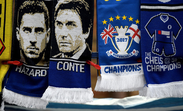 Và cả những chiếc khăn len in hình các người hùng của đội bóng. Dưới bàn tay của Antonio Conte, Eden Hazard hồi sinh mạnh mẽ sau mùa bóng bết bát cùng Jose Mourinho.