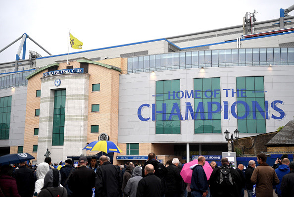 Bên ngoài Stamford Bridge, Chelsea đã nhanh chóng "tân trang" lại sân nhà của mình cho xứng đáng với vị thế của một nhà vua. Dòng chữ "Home of the champions" (tạm dịch: mái nhà của người vô địch) như một lời khẳng định đanh thép rằng họ mới là đội bóng số một tại London.
