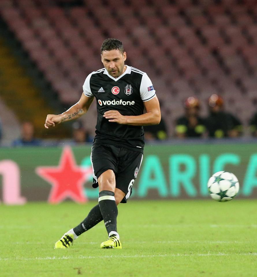 Dusko Tosic năm nay 32 tuổi, anh là cầu thủ người Serbia đang chơi cho CLB Besiktas ở vị trí hậu vệ. Nếu không thường xuyên theo dõi giải VĐQG Thổ Nhĩ Kỳ, sẽ rất ít người biết đến lão tướng sinh năm 1985.