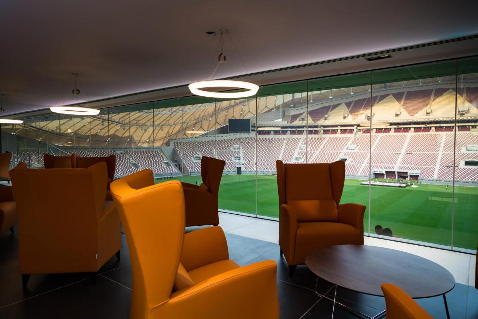 Sảnh khách sạn bên trong sân nhìn thẳng ra thảm cỏ.