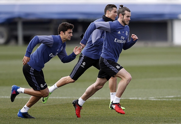 Gareth Bale bất ngờ xuất hiện trong buổi tập. Trước đó, tiền vệ người xứ Wales dính chấn thương bắp chân trong trận thua 2-3 trước Barcelona hồi tháng trước và được dự đoán phải nghỉ đến hết mùa giải.