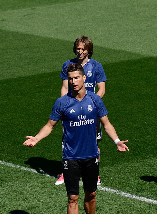 Ronaldo đứng trước cơ hội phá sâu kỷ lục ghi nhiều bàn thắng nhất lịch sử 5 giải VĐQG hàng đầu châu Âu. Với 2 bàn thắng ở trận đá bù vòng 21 La Liga trên sân của Celta Vigo hôm 18/5, ngôi sao người Bồ Đào Nha đã có 368 bàn thắng (ở Man Utd và Real Madrid), phá vỡ kỷ lục 366 bàn thắng của huyền thoại Jimmy Greaves người Anh.