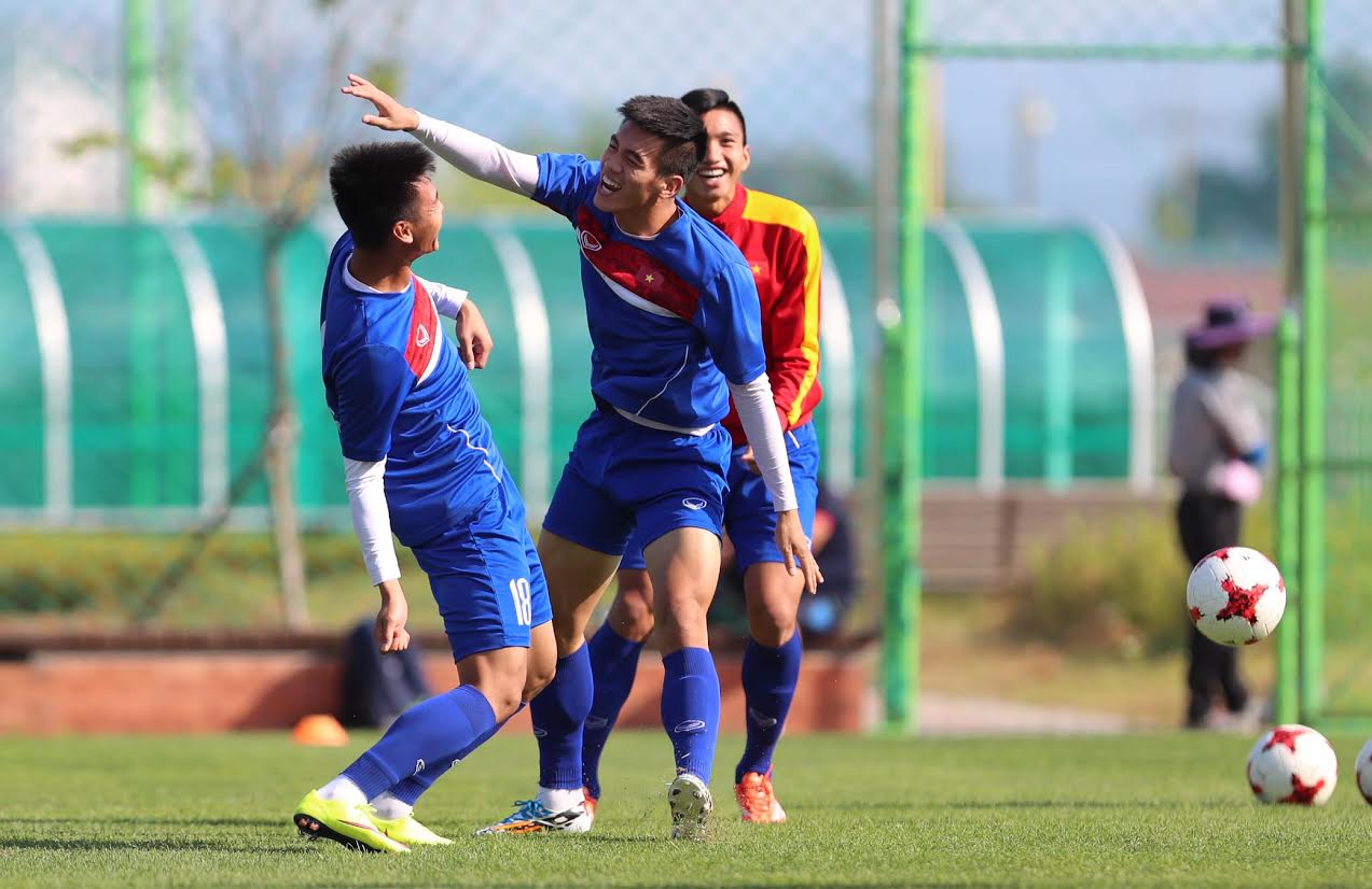 Nghiêm túc tập luyện, nhưng các học trò HLV Hoàng Anh Tuấn vẫn tỏ ra thoải mái.