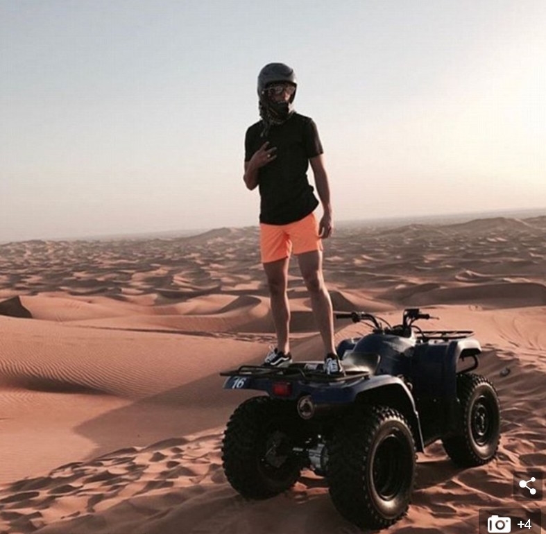 Tiền vệ trẻ Januzaj khoe ảnh bụi bặm giữa cái nóng như thiêu như đốt ở sa mạc Dubai.
