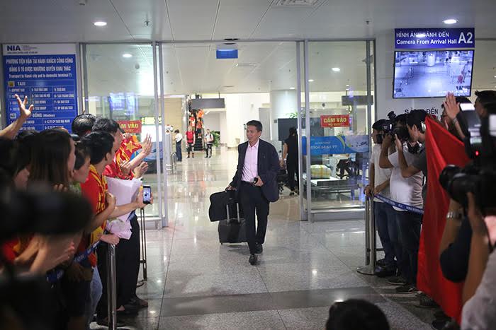 HLV Hoàng Anh Tuấn xuất hiện sớm nhất. Ông Tuấn "con" nhận lời "chạy show" trên sóng VTV ngay khi về nước.