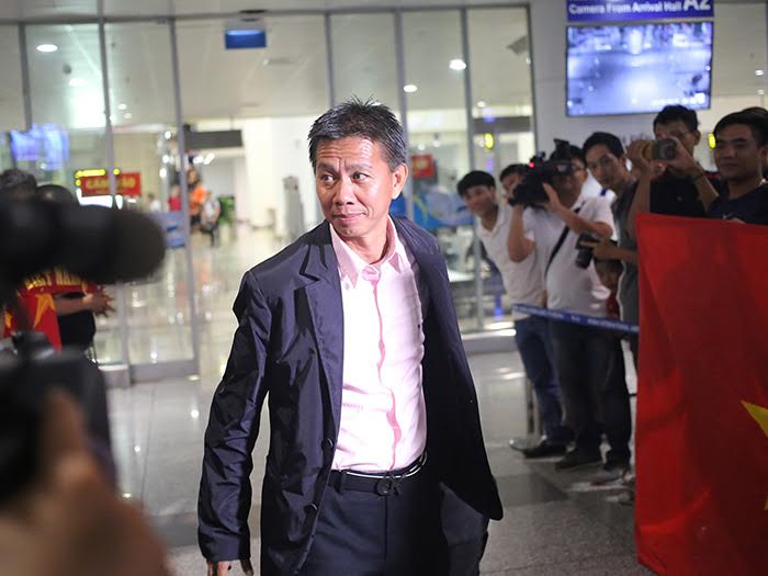 HLV người Khánh Hoà rất rạng rỡ, phớt lờ chỉ trích của bầu Đức rằng ông chỉ là HLV bình thường, không xuất sắc.