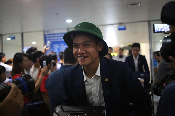 Ngoài thành công về mặt hình ảnh, tình cảm của CĐV dành cho U20 Việt Nam, nhiều học trò của ông Tuấn "con" còn mang về cả món quà được CĐV tại Hàn Quốc tặng là những chiếc mũ cối thân thuộc.