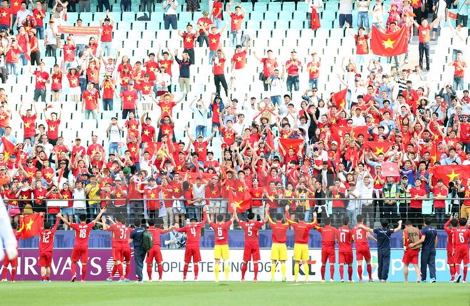 Ban huấn luyện và các cầu thủ U20 Việt Nam cảm ơn CĐV sau khi trận đấu kết thúc. Ảnh: Minh Tiến.