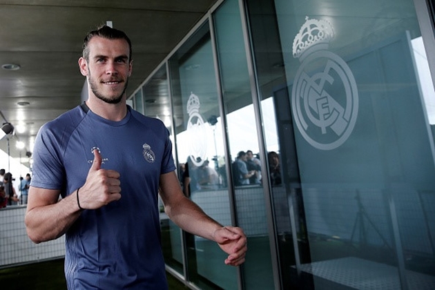 Gareth Bale vui vẻ trước khi trả lời phỏng vấn. Trận chung kết Champions League mùa này là sự kiện đặc biệt đối với anh khi diễn ra ở quê nhà Cardiff, xứ Wales.