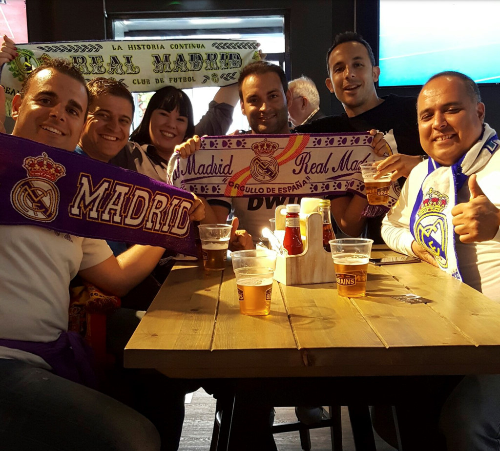 Một nhóm cổ động viên Real Madrid ghé Elevens - quán bar của chính ngôi sao khoác áo Real Madrid - để thưởng thức những ly bia mát lạnh.