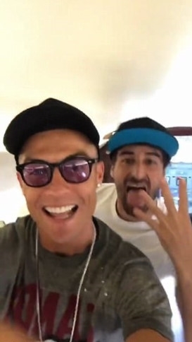 Ngôi sao của Real Madrid cùng một người bạn thể hiện màn vũ đạo.