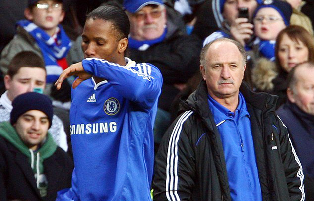 Drogba gián tiếp khiến HLV Scolari mất việc.