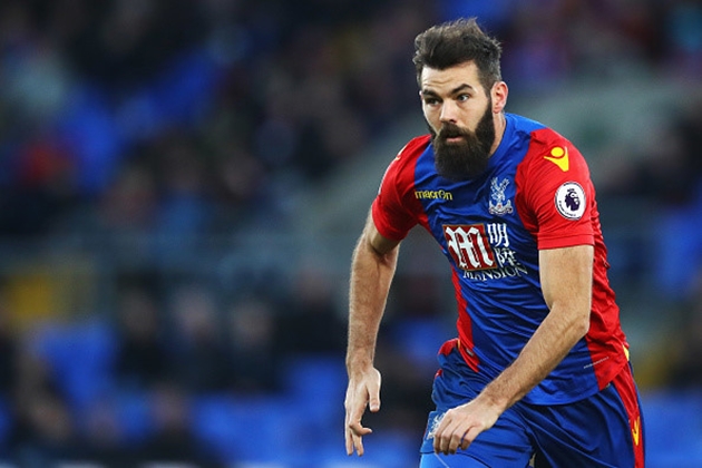 4. Joe Ledley (Crystal Palace - tiền vệ): Một trong những ngôi sao giúp ĐT xứ Wales gây ấn tượng tại Euro 2016 không thể duy trì phong độ khi trở lại giải Ngoại hạng. Lần cuối anh xuất hiện trong màu áo "Đại bàng xanh" là vào tháng 2/2017, khi Crystal Palace bị Sunderland hạ nhục bằng chiến thắng 4-0.