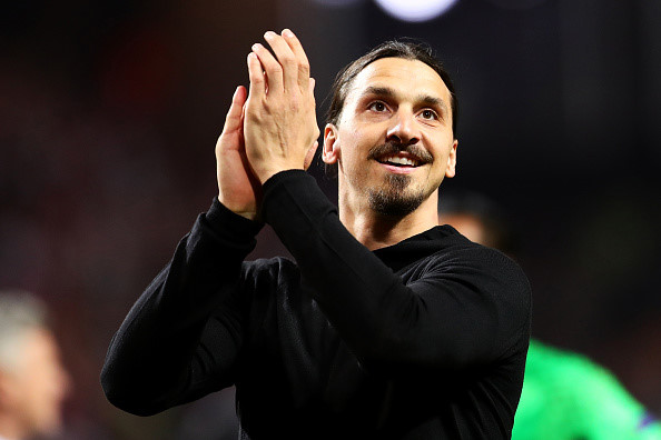 9. Zlatan Ibrahimovic (Man Utd - tiền đạo): Tối 9/6 theo giờ Việt Nam, website chính thức của Premier League công bố danh sách cầu thủ ra đi theo dạng chuyển nhượng tự do của 20 đội bóng tham dự mùa giải 2016/17. Theo danh sách này, cầu thủ duy nhất của MU ra đi theo dạng chuyển nhượng tự do là Ibrahimovic. Quá trình hồi phục chấn thương nhanh chóng của Ibra không thể thuyết phục được ban lãnh đạo MU vì năm nay anh đã hơn 35 tuổi. Việc gia hạn với Ibra và để anh ngồi ngoài trong nửa mùa giải 2017/18 là quá mạo hiểm.