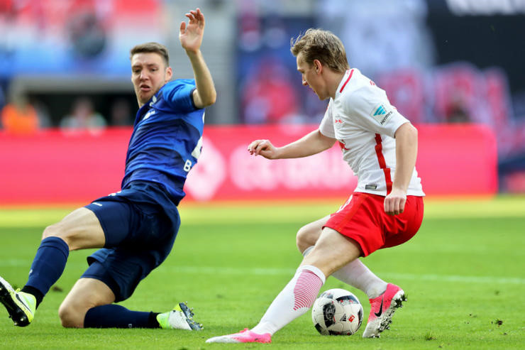 1. Emil Forsberg (RB Leipzig): Chú "ngựa ô" của bóng đá Đức dĩ nhiên không muốn để mất ngôi sao sáng giá nhất của mình, đặc biệt trong bối cảnh họ sẽ tham dự Champions League mùa tới. Forsberg là chân chuyền số một Bundesliga mùa trước với 19 lần dọn cỗ cho đồng đội, bỏ xa hàng loạt tên tuổi lớn khác như Thomas Muller (12), Dembele (12), Arjen Robben (11), Franck Ribery (9),... Ngoài khả năng đọc trận đấu cũng như kỹ năng chuyền bóng siêu hạng, tiền vệ người Thụy Điển còn là mẫu cầu thủ rất đa năng khi có thể chơi tốt ở cả trung tâm lẫn cánh trái.