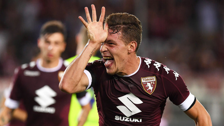 6. Andrea Belotti (Torino): Romelu Lukaku được dự đoán sẽ trở lại Stamford Bridge nhưng Belotti có lẽ là một sự lựa chọn hoàn hảo hơn với Chelsea. Chân sút của Torino ghi tới 26 bàn và giúp đồng đội lập công tới 7 lần ở Serie A mùa trước. Belotti là mẫu tiền đạo hiện đại với lối chơi rất đa dạng. Sở hữu chiều cao 1,81 m, Belotti rất giỏi trong những pha không chiến, khả năng làm tường hay chạy cắt mặt ghi bàn của cầu thủ 23 tuổi cũng rất đáng nể. Chính huấn luyện viên Capello từng thừa nhận tiền đạo trẻ này còn xuất sắc hơn cả "Vua sư tử" Gabriel Batistuta.