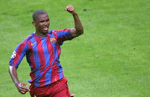 Eto'o ghi bàn cho Barcelona trong thế việt vị ở chung kết Champions League 2006.