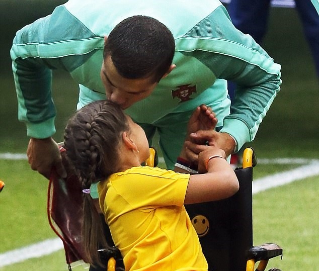 Ronaldo trao nụ hôn đầy tình cảm cho bé gái.