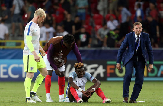 Tammy Abraham thất vọng sau khi thủ môn U21 Đức làm trò.