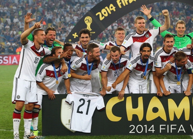 Hình ảnh Goetze cầm chiếc áo của Reus sau khi Đức vô địch World Cup 2014.