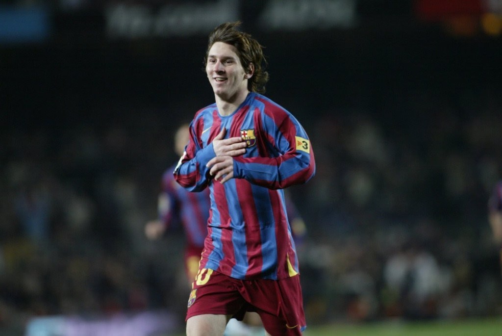 2. Tháng 9 năm 2005: Messi khiến tất cả kinh ngạc về khả năng chơi bóng trong trận gặp Juventus tại cúp giao hữu thường niên Juan Gamper. Màn trình diễn thuyết phục của M10 không chỉ giúp anh nhận được rất nhiều lời tán dương từ HLV Fabio Capello, mà còn thay đổi kế hoạch nhân sự của Barca (Blaugrana dự định cho mượn Messi). Ngay khi giải đấu kết thúc, Messi được giữ lại theo yêu cầu của HLV Frank Rijkaard và bản hợp đồng của anh cũng được nâng cấp với mức đãi ngộ tốt hơn, cùng thời hạn đến năm 2010. Chi phí giải phóng Messi lên tới 150 triệu euro, con số cho thấy tầm quan trọng của anh đang tăng phi mã.