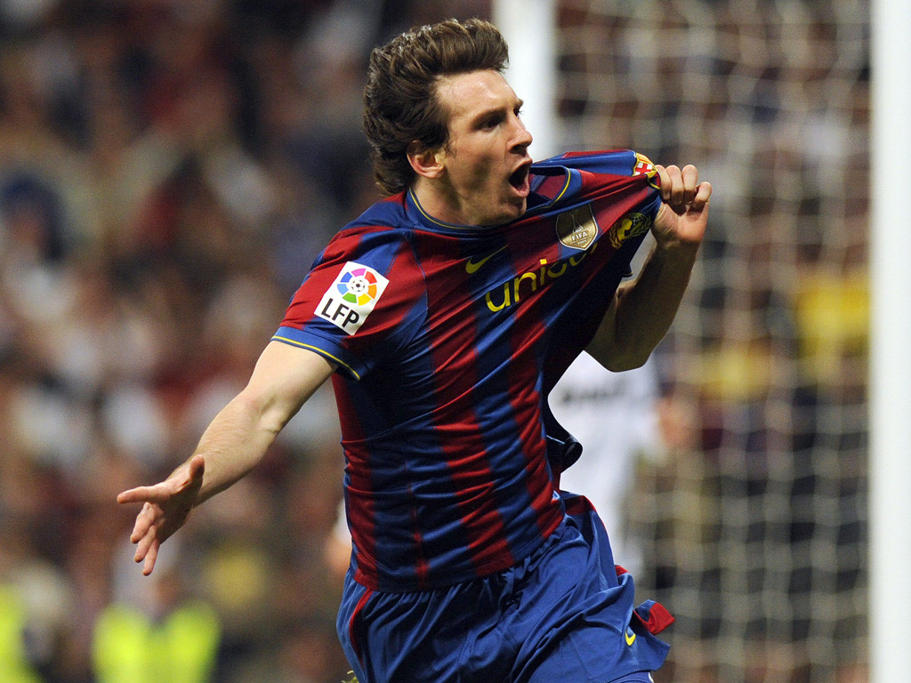 6. Tháng 9 năm 2009: Ba tháng sau khi lập kỳ tích cú ăn 6 vĩ đại, Barca và Messi ký gia hạn hợp đồng thêm 2 năm, đến hè 2016. Phí giải phóng hợp đồng của El Pulga là 250 triệu euro, anh hưởng lương 11 triệu euro/năm, cao nhất đội.