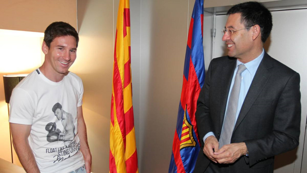 8. Nâng lương cao nhất thế giới: Tháng 5/2014, sau một mùa giải thất bát, tin đồn Messi rời Barca dâng cao. Để trấn an ngôi sao sáng nhất, Barca quyết định nâng lương cho anh lên 20 triệu euro mỗi mùa, cao nhất thế giới.