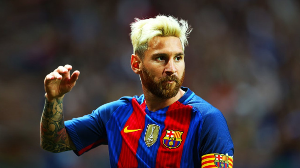 9. Gia hạn đến 2021: Suốt cả năm qua, hai chiều thông tin về tương lai của Messi giằng co nhau quyết liệt. Cuối cùng, cục diện ngã ngũ vào ngày 5/7/2017. Barca thông báo thuyết phục thành công Messi gia hạn đến 2021, hưởng lương mới 30 triệu euro và phí giải phóng tăng lên 300 triệu euro.