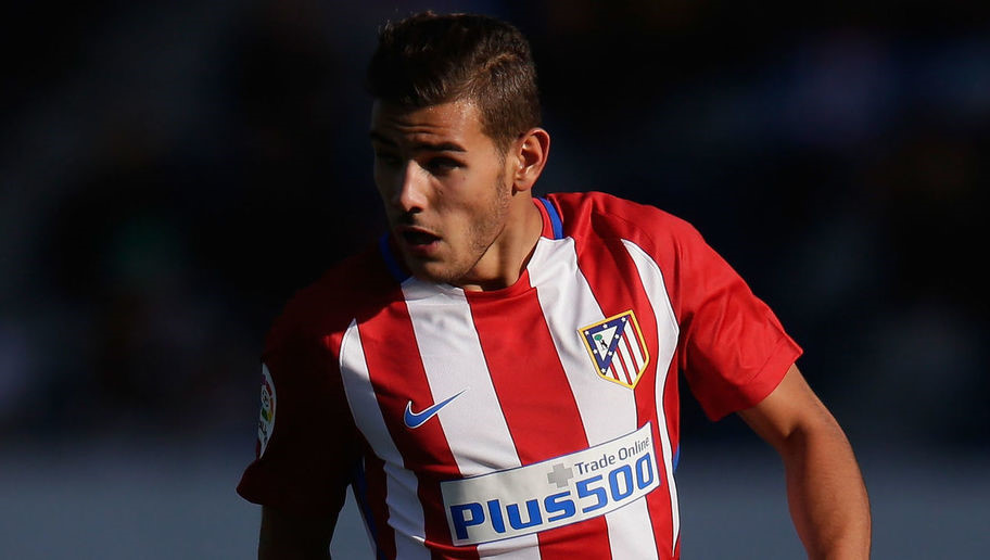 5. Theo Hernandez: Hôm 5/7, Real thông báo chiêu mộ thành công Theo Hernandez từ Atletico với giá 23 triệu euro. Thương vụ này xảy ra đầy bất ngờ bởi hai đội bóng cùng thành phố tồn tại quy ước ngầm về việc không "hút máu" cầu thủ của nhau. Người gần nhất chuyển nhượng trực tiếp từ Atletico Madrid sang Real Madrid là Santiago Solari vào mùa hè năm 2000. Theo Hernandez đá hậu vệ trái, gây ấn tượng khi thi đấu theo dạng cho mượn tại Alaves trong mùa trước, ra sân 38 trận, ghi 2 bàn thắng. Cầu thủ người Pháp chưa bao giờ được ra sân trong màu áo đội một của Atletico Madrid.