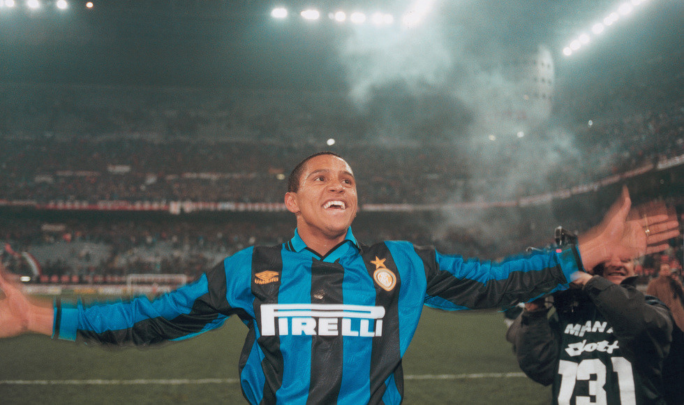 Roberto Carlos: Hậu vệ huyền thoại người Brazil chuyển tới Inter Milan vào thời điểm Bergkamp vừa ra đi. Tuy nhiên, anh cũng sớm bị bán sang Real vì HLV Inter khi ấy là Roy Hodgson không muốn dùng Carlos ở vị trí hậu vệ trái.