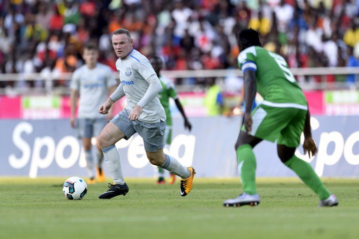 Trong trận giao hữu gặp Gor Mahia diễn ra tối 13/7 trên sân Benjamin Mkapa National (Dar-es-Salaam, Tanzania), Rooney thực hiện siêu phẩm từ cự ly hơn 22 mét mở tỷ số cho Everton. Trước đó, trận đấu phải tạm dừng khi một CĐV vận chiếc áo Manchester United chạy xuống sân và ôm chầm lấy số 10.