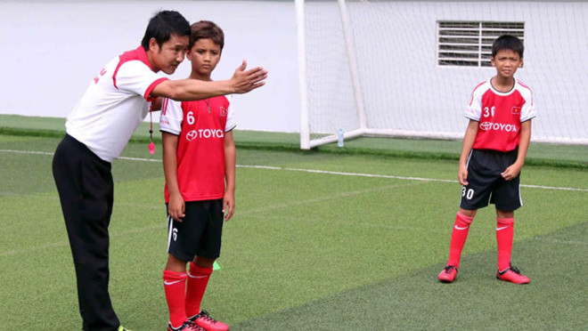 Hồng Sơn huấn luyện các cầu thủ nhí trong một chương trình truyền hình thực tế.