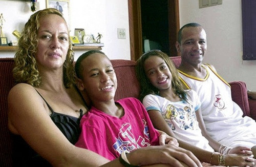 Neymar bên bố mẹ và em gái khi còn nhỏ.