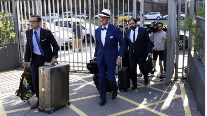 Trước đó xuất hiện bức ảnh phía đại diện Neymar trực tiếp mang 222 triệu euro đến trụ sở Barca. Ở Tây Ban Nha, CLB muốn giải phóng phải vác tiền mặt đến để cầu thủ tự tay trả cho CLB mà anh ta đang có ràng buộc. Trước đây, Bayern cũng từng phải mang vali tiền mặt để chuộc Javi Martinez từ Bilbao.