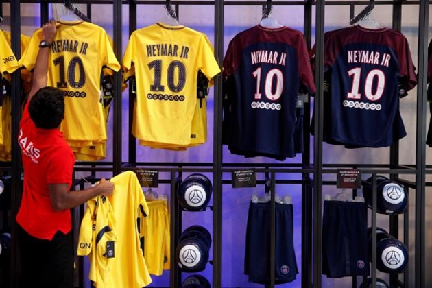 Neymar đến thủ đô Paris, mang theo cơn sốt chưa từng có. Tờ L’Equipe cho biết 10.000 áo đấu của Neymar (được PSG dự định bán trong ngày đầu tiên) đã được bán sạch chỉ trong vòng 6 tiếng buổi sáng và trưa ngày 4/8. Đó chưa kể tới những đơn đặt hàng qua mạng. Giá bán mỗi chiếc áo đấu của Neymar vào khoảng 155 euro. Có nghĩa rằng, hãng sản xuất đã thu về khoảng 1,5 triệu euro tiền bán áo đấu của tiền đạo người Brazil trong ngày đầu tiên.