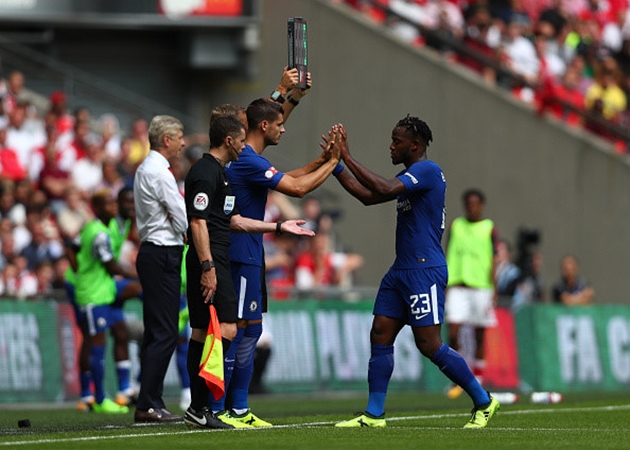 Thất vọng trước màn trình diễn của Batshuayi, huấn luyện viên Conte quyết định thay anh bằng Morata ở phút 74. Dẫu vậy, cựu ngôi sao Real Madrid cũng không thể hiện được nhiều ngoài cú đánh đầu đi chệch khung thành.