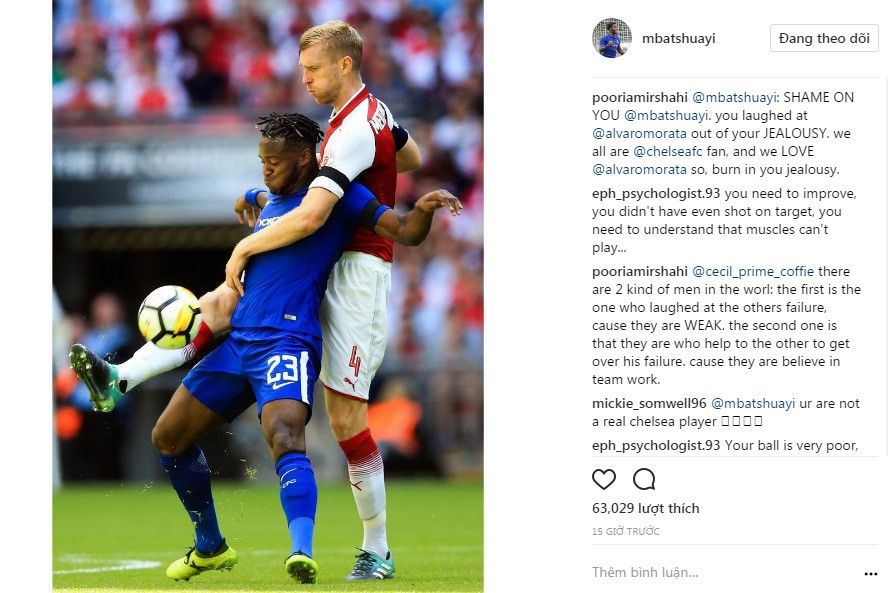 Bức ảnh mới đăng của Batshuayi trên Instagram cá nhân đã bị rất đông cổ động viên Chelsea "ném đá". Nhiều bình luận ác ý cho rằng tiền đạo người Bỉ không xứng đáng khoác áo Chelsea. Số khác cho rằng anh quá ích kỷ và chẳng khác một con rắn độc.