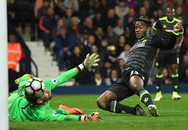 Mùa trước, chính Batshuayi là người đưa Chelsea lên ngôi vô địch Ngoại hạng Anh sớm hai vòng đấu nhờ bàn thắng duy nhất vào lưới West Brom.