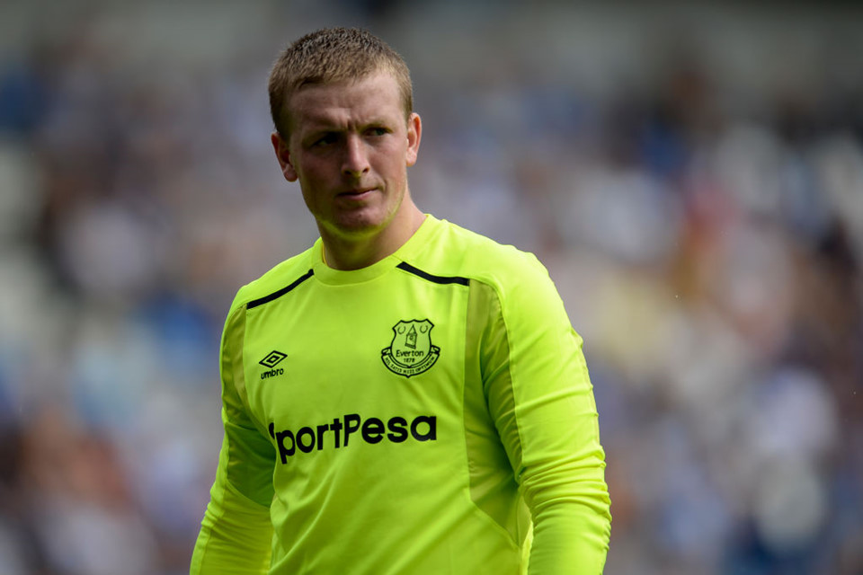 Jordan Pickford (Everton): Không chỉ là bản hợp đồng đắt nhất lịch sử Everton, anh còn là thủ môn người Anh có mức phí chuyển nhượng kỷ lục với giá 25 triệu bảng, thậm chí có thể tăng thêm 5 triệu bảng. Sức ép đối với Pickford thực sự lớn, bởi anh cần chứng tỏ khả năng để có suất trong đội hình tuyển Anh dự World Cup 2018 ở Nga mùa hè tới.