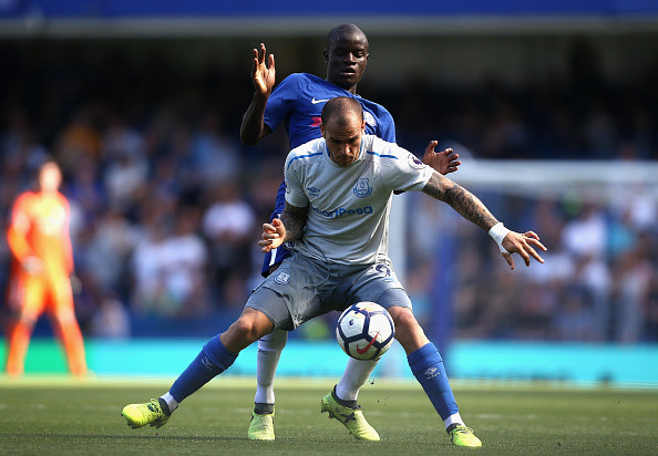 8. Sandro Ramirez (Malaga tới Everton/5,3 triệu bảng): Xuất thân từ lò đào tạo La Masia danh tiếng và đã ghi tới 16 bàn cho Malaga mùa trước, thật khó hiểu khi Everton mua được Ramirez với mức giá chưa tới 6 triệu bảng. Huấn luyện viên Ronald Koeman hy vọng Sandro Ramirez sẽ học hỏi từ người đàn anh Wayne Rooney và kế thừa vị trí cựu tiền đạo MU trong một ngày không xa.